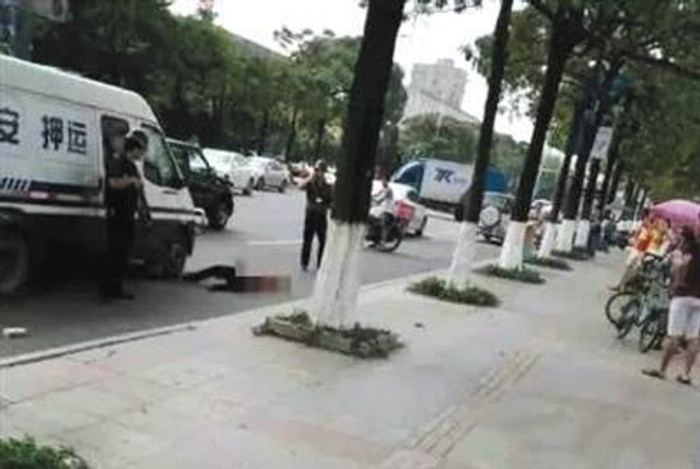 男子追砸运钞车被击毙 为何砸车