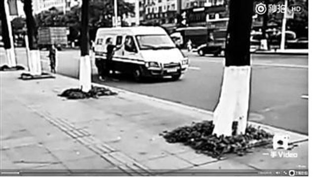 男子追砸运钞车被击毙 为何砸车