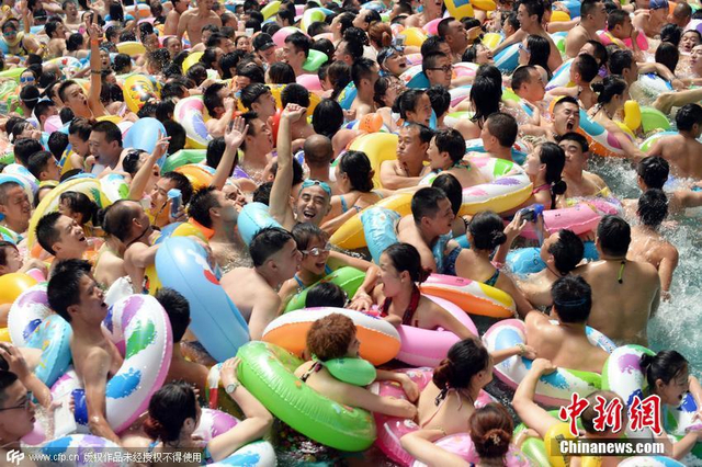 四川高温来袭 中国死海游客爆满如“下饺子”