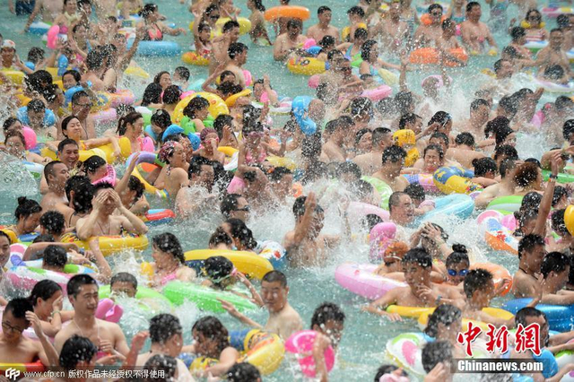 四川高温来袭 中国死海游客爆满如“下饺子”