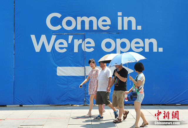 北京入伏最高温达40度 市民举遮阳伞挡烈日暴晒