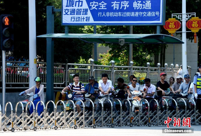 “三伏天”到来 福州街头现巨型便民遮阳棚