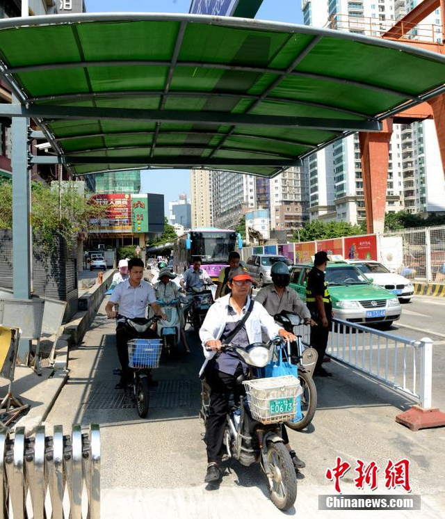 “三伏天”到来 福州街头现巨型便民遮阳棚