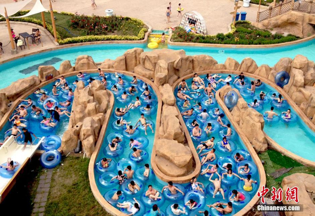天津入伏高温预警 万名游客涌入水池避暑