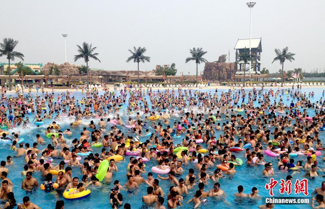 天津入伏高温预警 万名游客涌入水池避暑