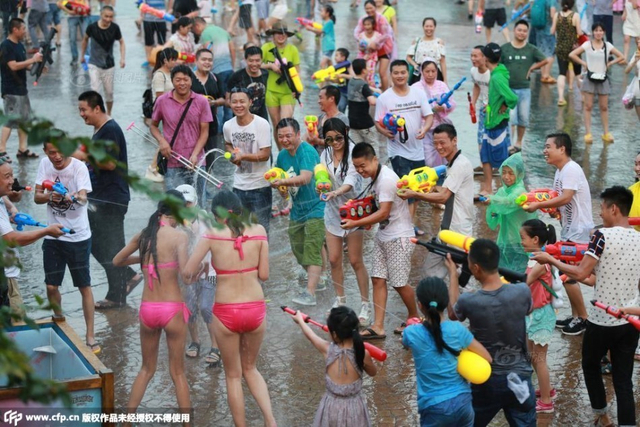 重庆水枪大战 比基尼美女遭市民“围攻”