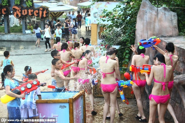 重庆水枪大战 比基尼美女遭市民“围攻”