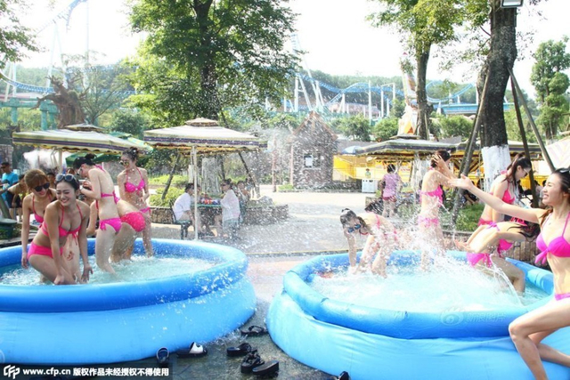 重庆水枪大战 比基尼美女遭市民“围攻”