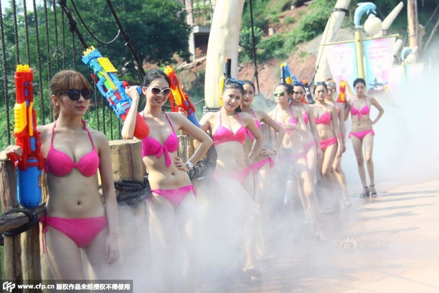 重庆水枪大战 比基尼美女遭市民“围攻”