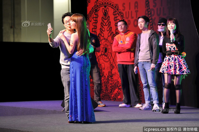 Av女优助阵澳门成人展邀宅男钻其下体 新浪图片