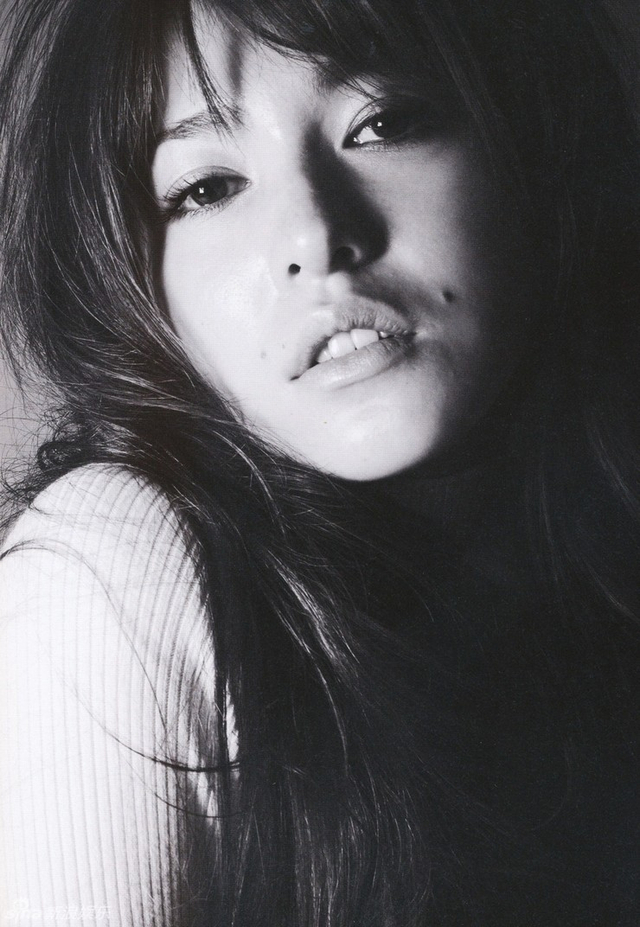 新浪娱乐讯 藤井莉娜(lena fujii)是日本服饰杂志《vivi》