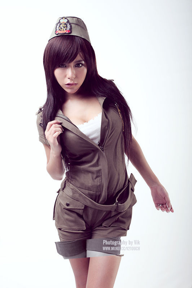 马诺穿黑丝袜秀内衣