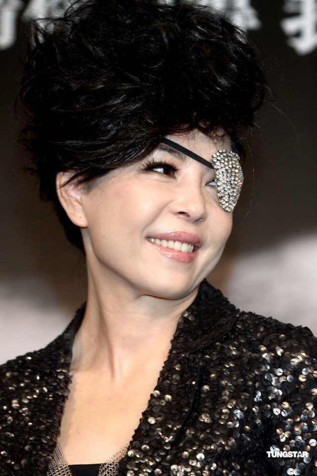 江淑娜发片重返乐坛 独眼龙造型怀念父亲