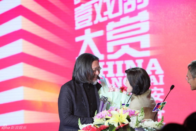 赖声川荣获最佳导演奖 与夫人丁乃竺秀恩爱_新浪图片