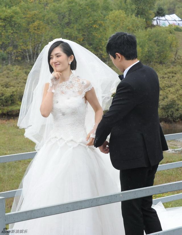 婚礼上张杰和谢娜在宣读誓词时一度激动落泪,两人热吻秀甜蜜冯科/图