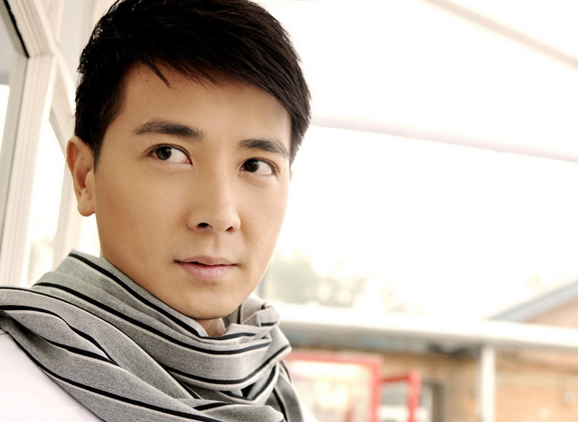 保剑锋拍时尚写真 温暖亲切显熟男魅力