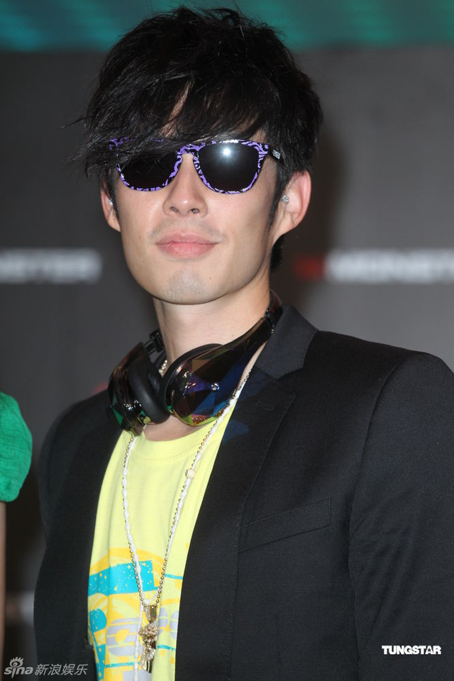 吴建豪戴黑钻耳机压轴走秀 空运礼物表孝心_新浪图片