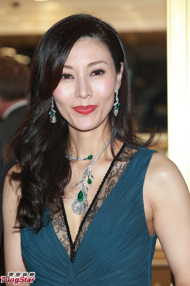李嘉欣性感亮相优雅妩媚