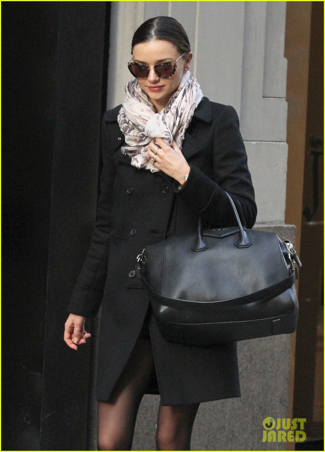 米兰达-可儿冬日温暖街拍 黑丝大秀性感美腿