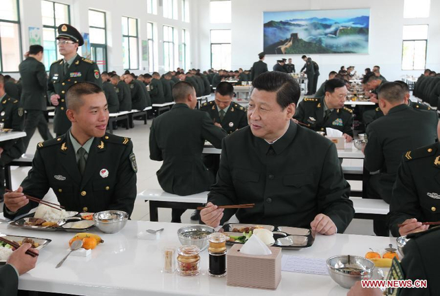 2012年12月，习近平考察南海舰队，与士兵共进午餐。新华社