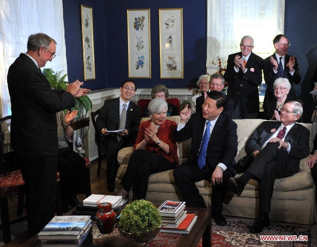 2012年2月，习近平访美时与当年访美住宿的房东等交谈。新华社