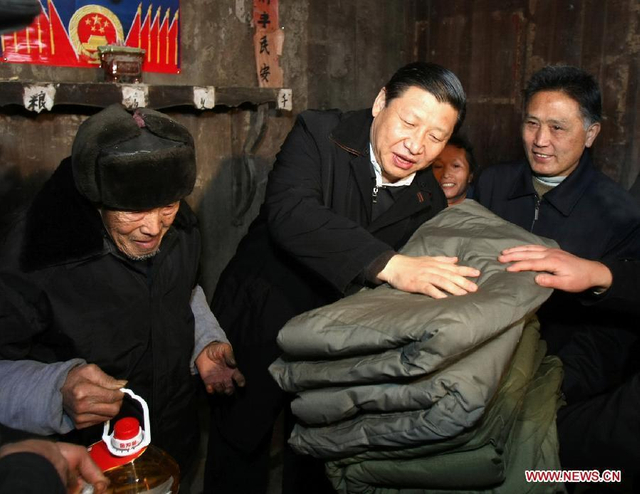 2008年，习近平到贵州视察灾情，慰问受灾的侗族村民唐召维。新华社