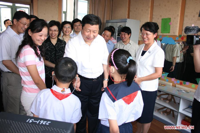2007年，习近平任上海市委书记的习近平与上海听障学生对话。新华社