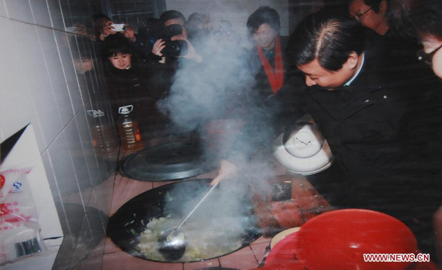 2007年，习近平任浙江省委书记到庆元县屏都镇考察，为养老院的老人们做饭。新华社