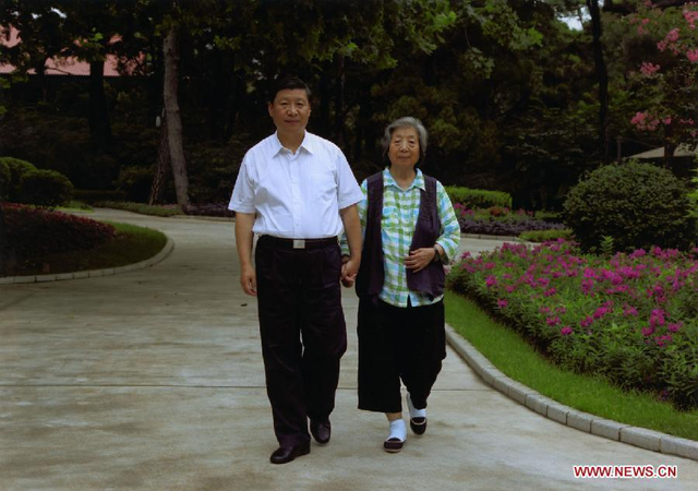 习近平和母亲齐心散步。新华社