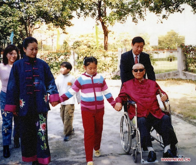 图为习近平与父亲习仲勋、妻子彭丽媛、女儿的家庭照。