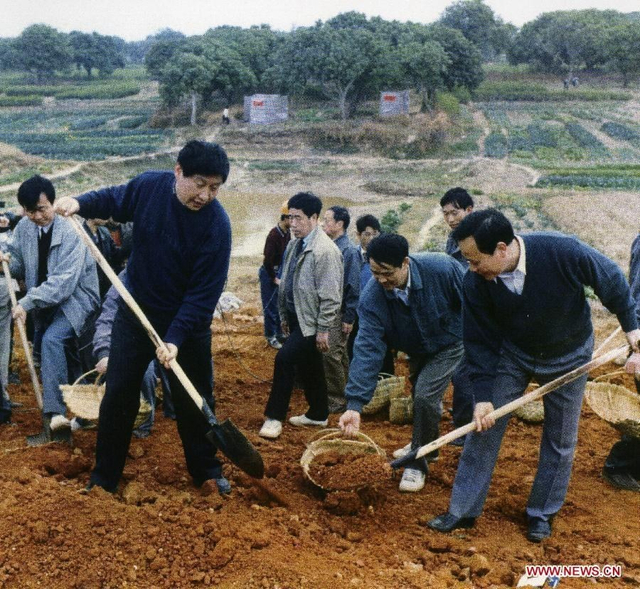 1995年，习近平在闽江下游劳动。新华社