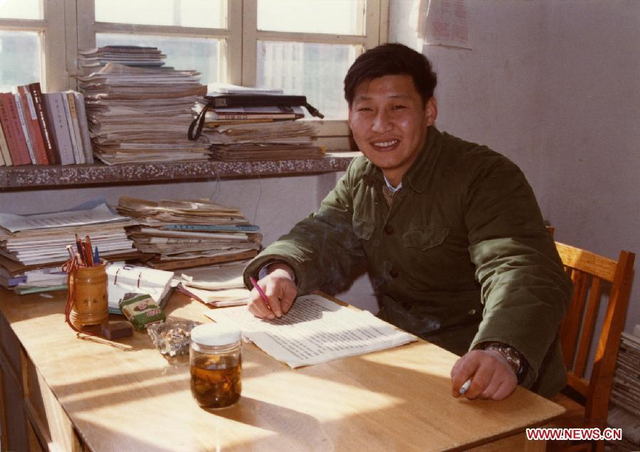 1983年，在河北正定办公室里的习近平。新华社