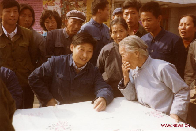 1983年，时任河北正定县委书记的习近平（前排居中），临时在大街上摆桌子听取民众意见。新华社