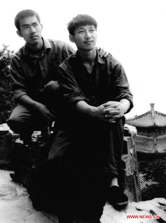1977年，读大学时的习近平（右）。新华社