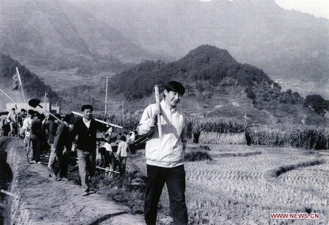 1988年，习近平在农村调研时参加劳动。
