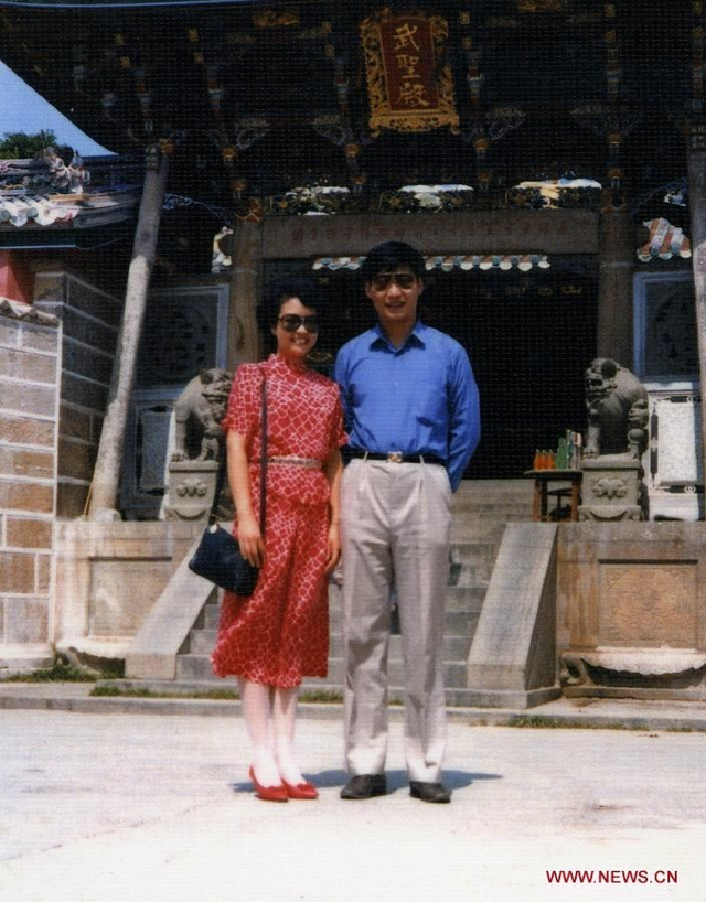 1987年，习近平和妻子彭丽媛在福建东山岛。新华社