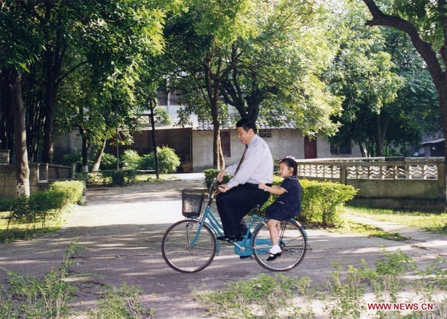 习近平在福州带女儿玩耍。新华社