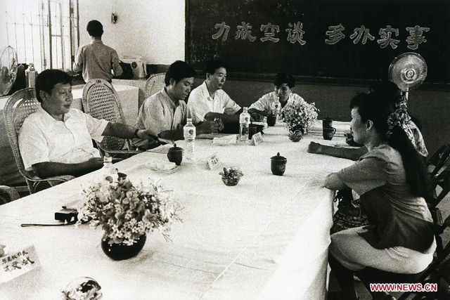 1993年，时任福州市委秘书长的习近平与市民座谈。