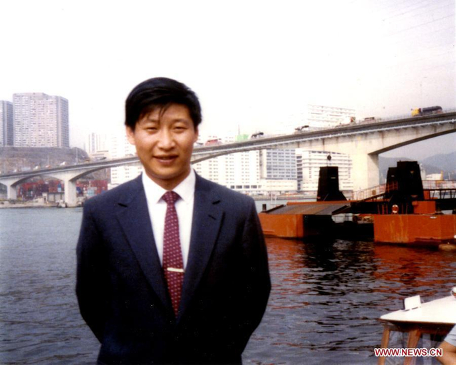 时任福建厦门市副市长的习近平到国外考察。新华社