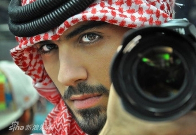 阿联酋帅哥微博走红 原为迪拜名模