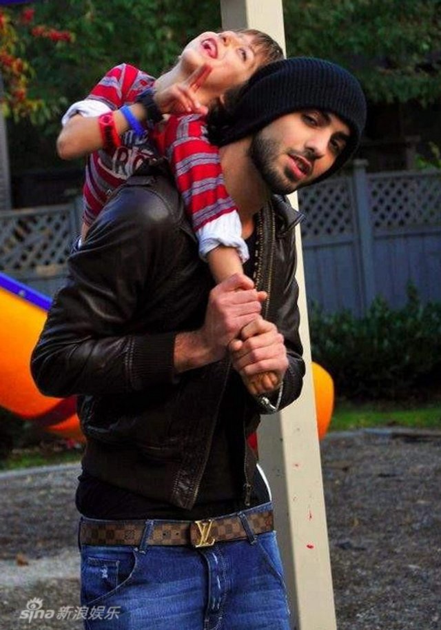 阿联酋帅哥微博走红 原为迪拜名模