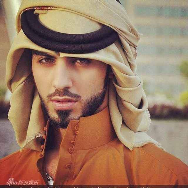 阿联酋帅哥微博走红 原为迪拜名模