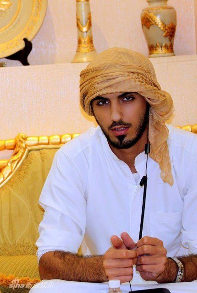 阿联酋帅哥微博走红 原为迪拜名模