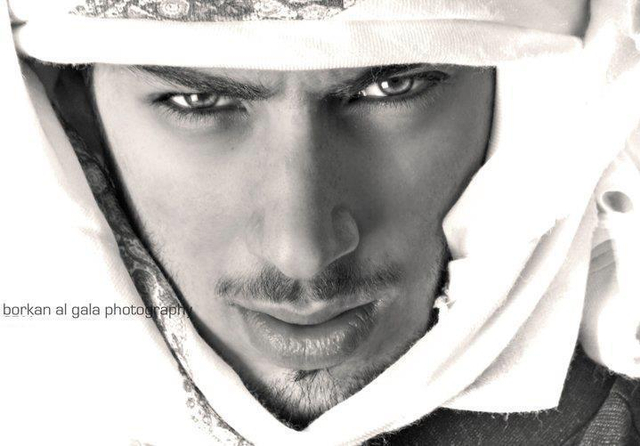 阿联酋帅哥微博走红 原为迪拜名模