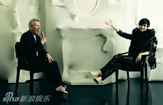 李宇春后台写真 专注工作展现自我 