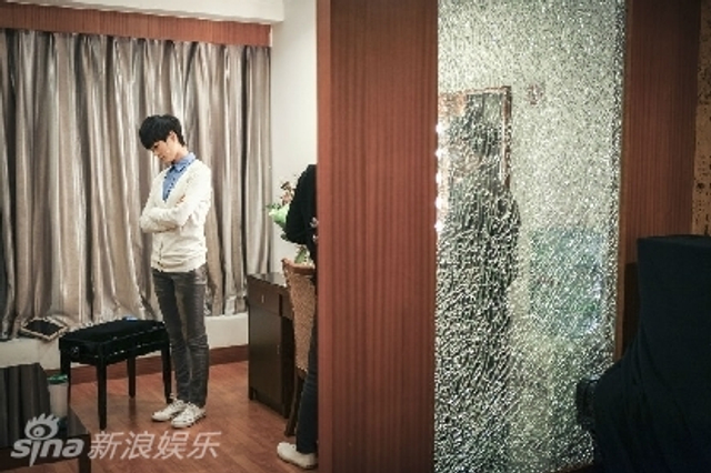 李宇春后台写真 专注工作展现自我 