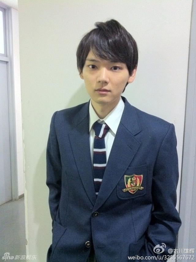 微博曝光大量古川雄辉自拍照及电视剧拍摄花絮,帅气可爱.