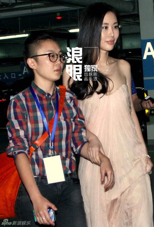 工作人员贴身护送