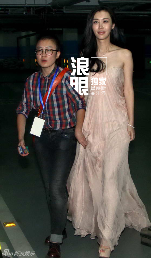 田朴珺观影后直奔车库