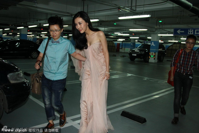 王石女友田朴珺低调现身《合伙人》首映会